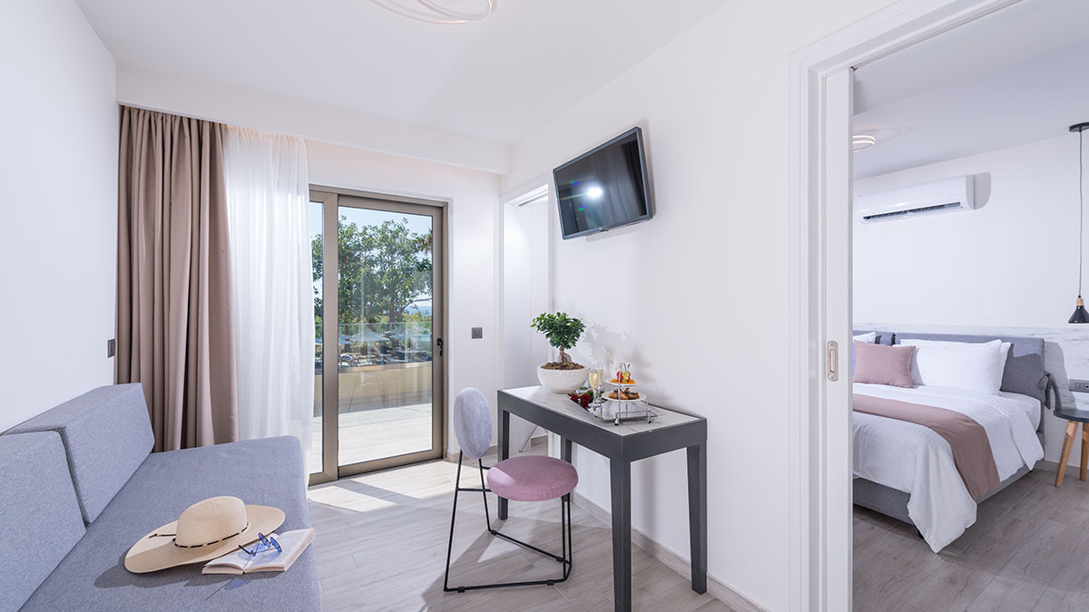 Suite Pool Land View